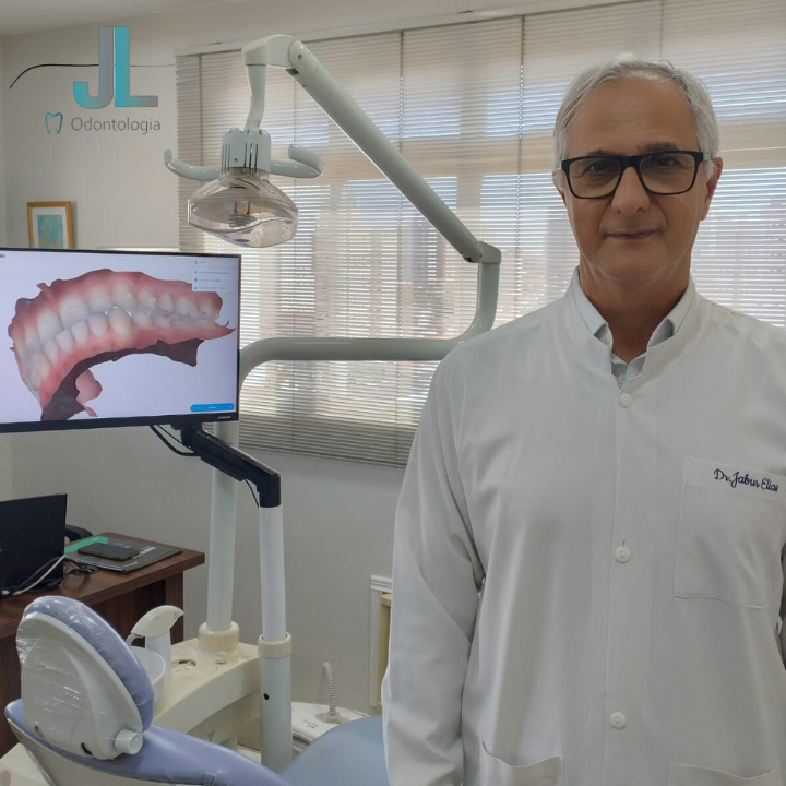 Dr. Jabur Elias no consultório